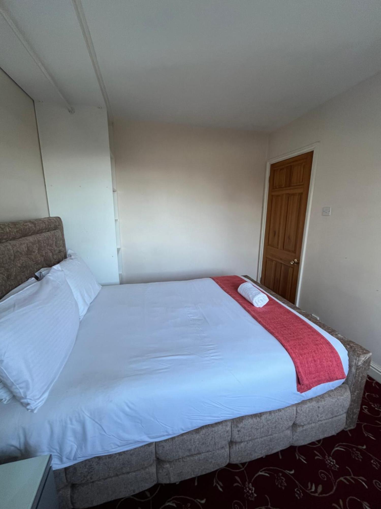 Unwind In Comfort At Cosy Caradus Your 4 Bedroom Home Sweet Home! Birmingham Esterno foto