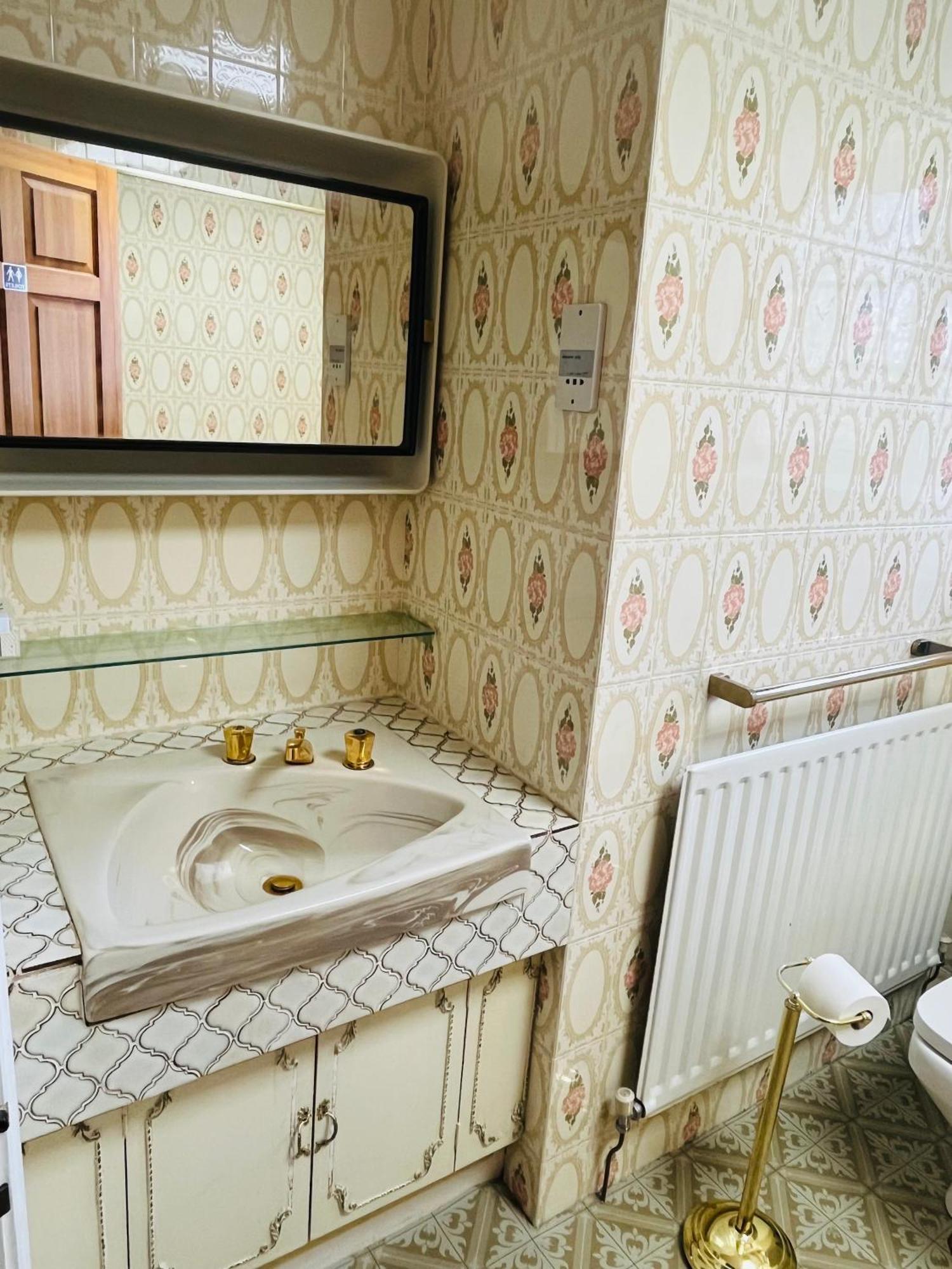 Unwind In Comfort At Cosy Caradus Your 4 Bedroom Home Sweet Home! Birmingham Esterno foto